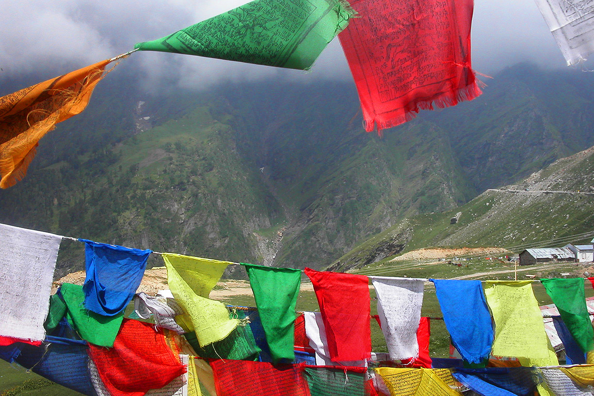 india/manali_prayer_flags_sparse