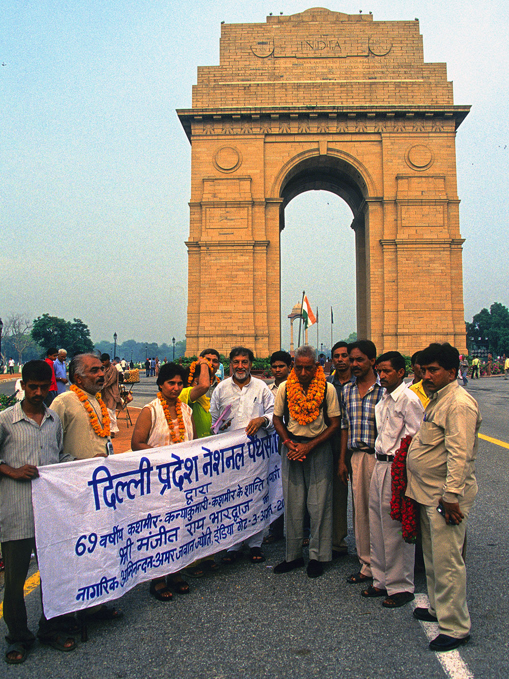 india/mumbai_arch_sign_people