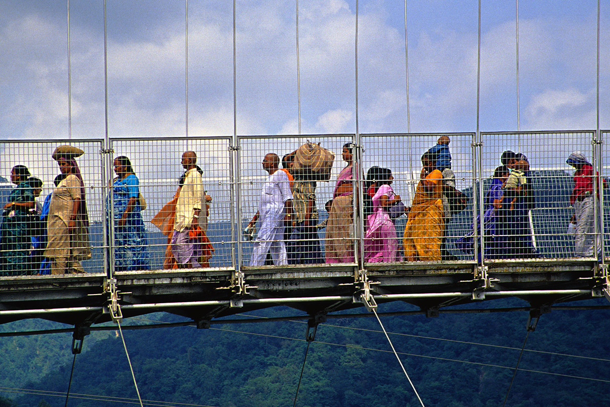 india/rishikesh_bridge_people_close