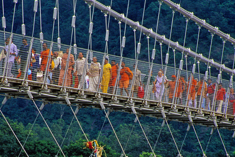 india/rishikesh_bridge_people_cropped