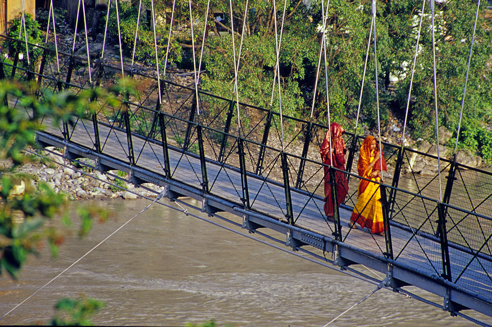 india/rishikesh_bridge_women_two