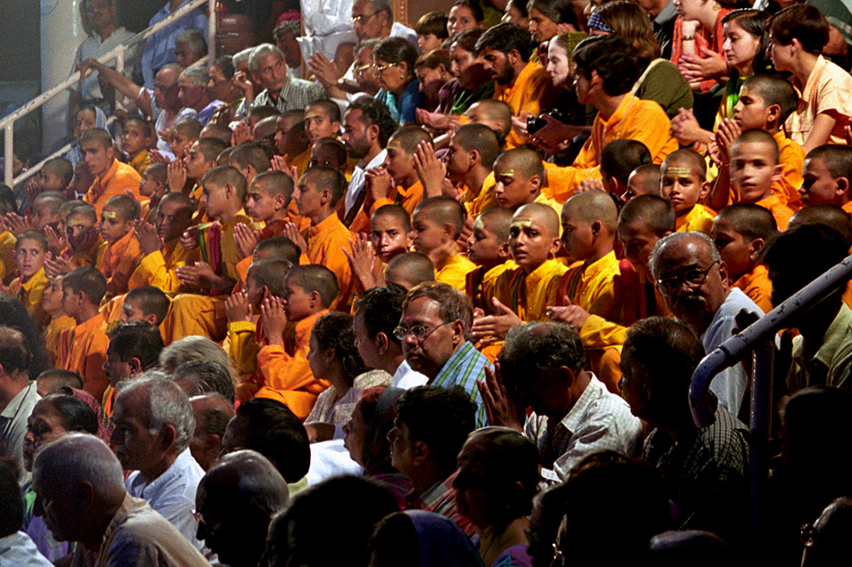 india/rishikesh_ganges_audience