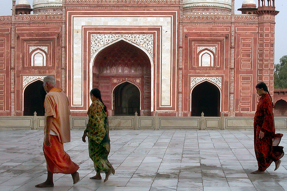 india/taj_mahal_people_walking