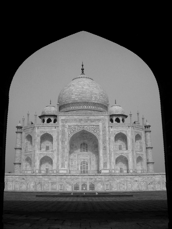 india/taj_mahal_tunnel_bw