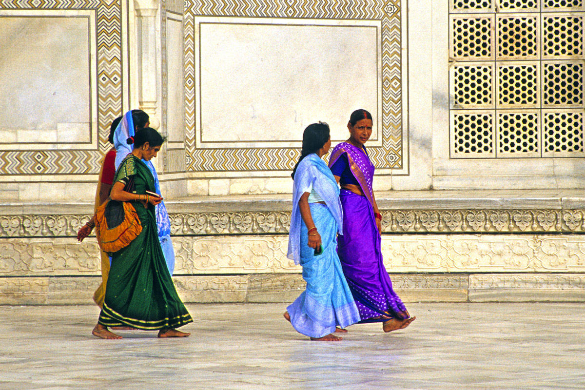 india/taj_women_dee