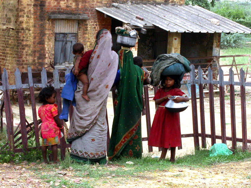 india/train_people_outside_color