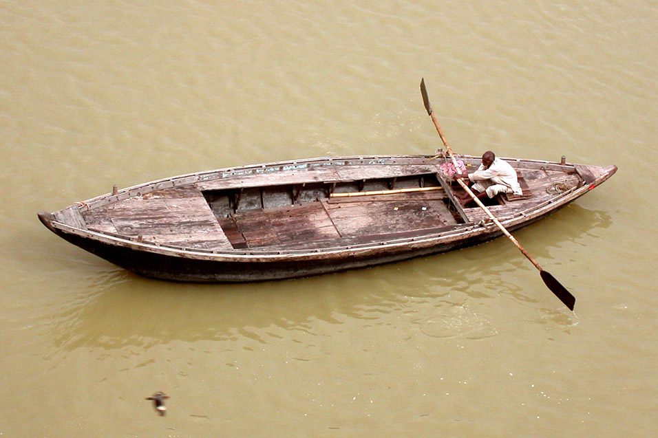 india/varanasi_boat_man