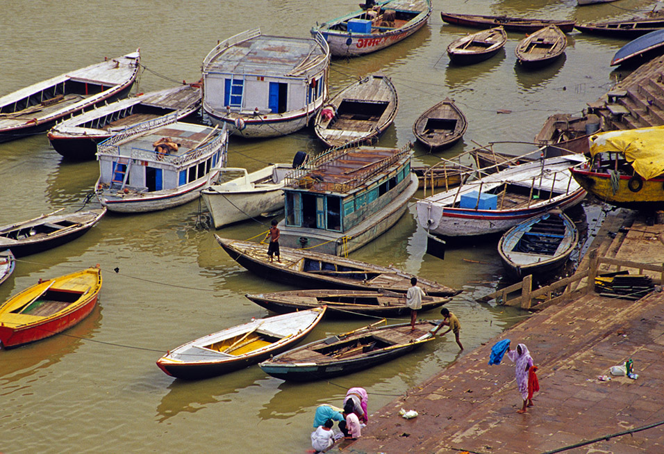 india/varanasi_boats_many