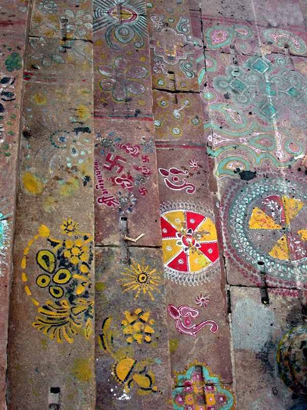 india/varanasi_ground_art