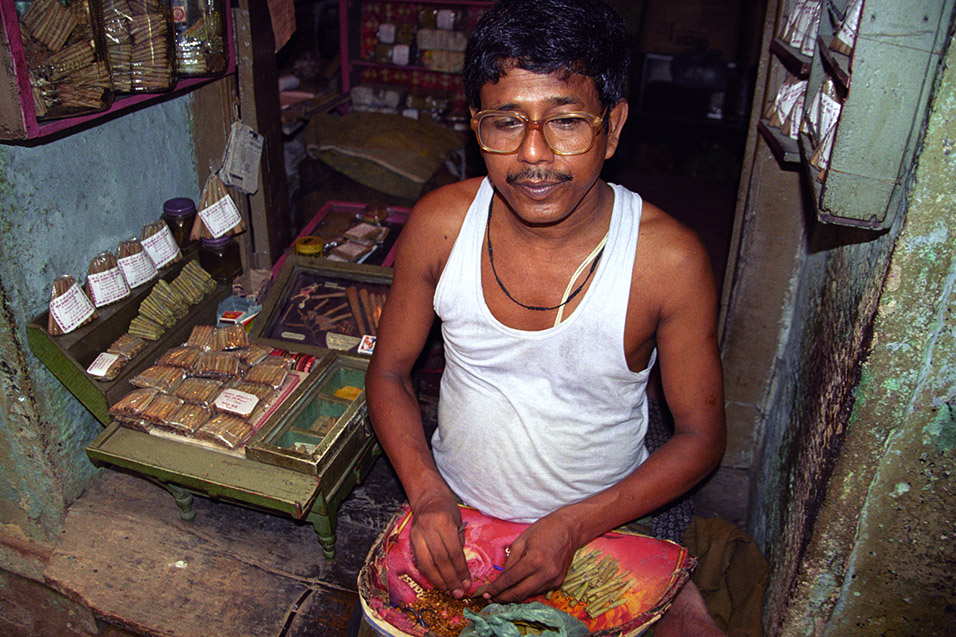 india/varanasi_rolling_beedi