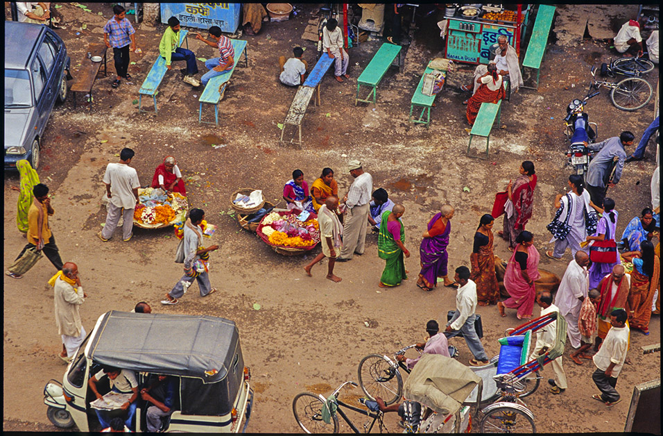 india/varanasi_street_action