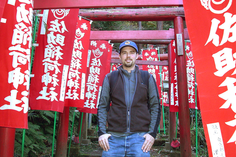 japan/2003/kamakura_brian_red_banner_walkway