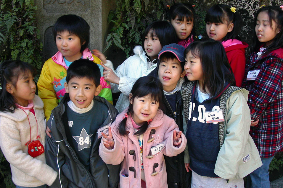 japan/2003/kamakura_temple_3_children