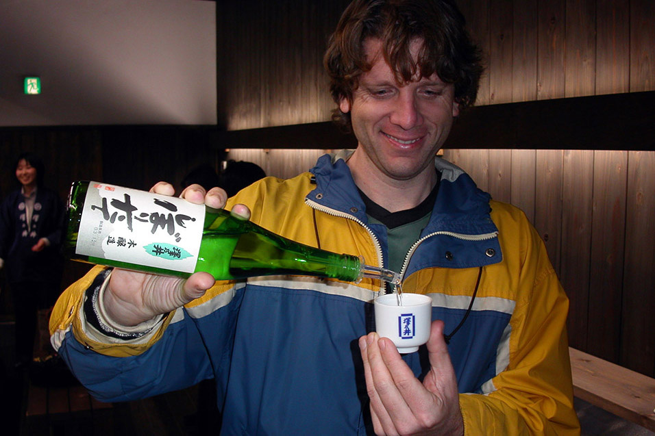 japan/2003/sake_greg_pouring