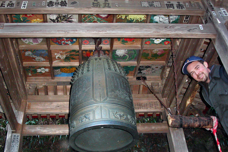 japan/2003/sake_temple_bell_brian