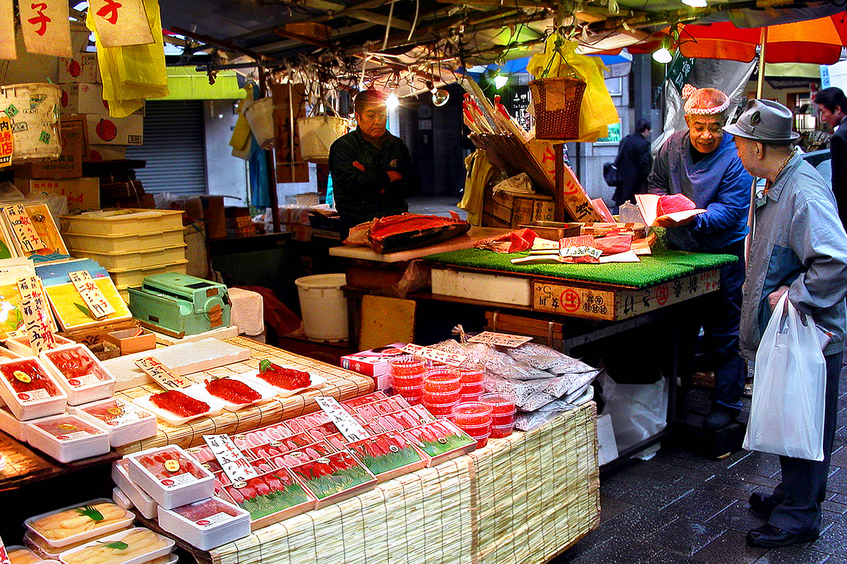 japan/2003/tokyo_fish_market_old_men_classic