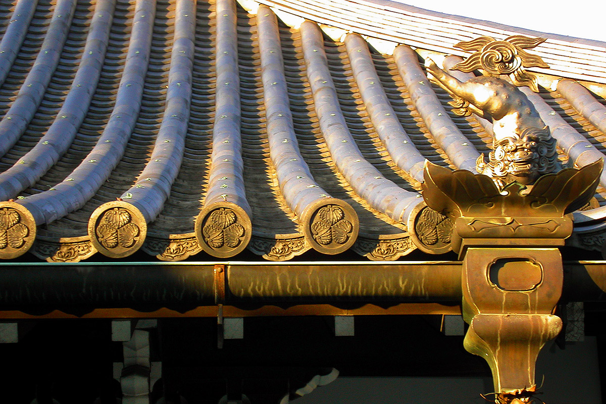 japan/2003/tokyo_temple_roof