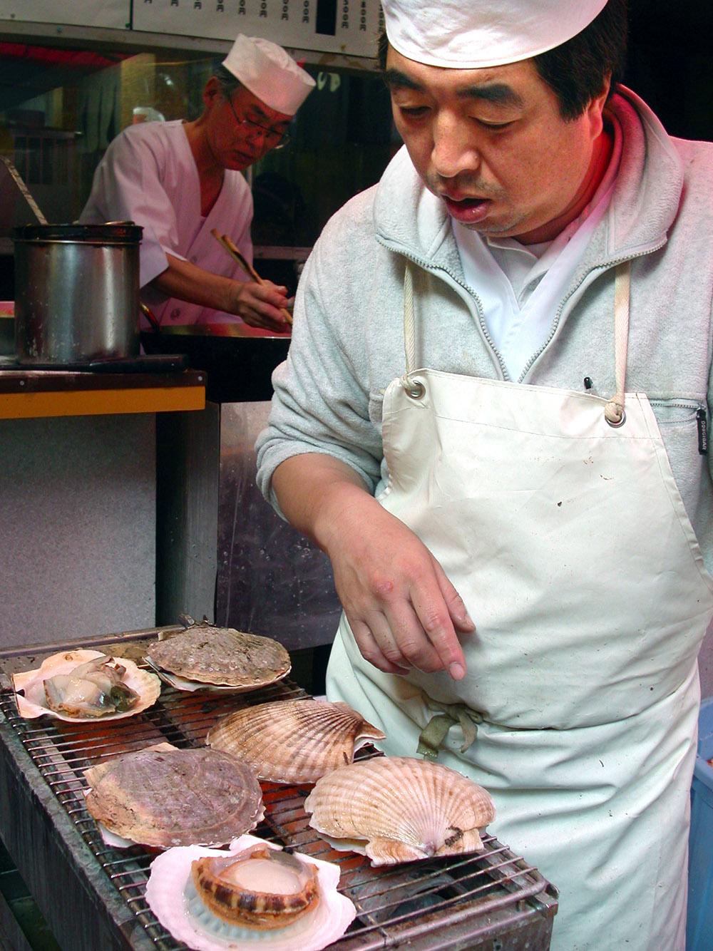 japan/2003/tokyo_tsukiji_scallop_bbq