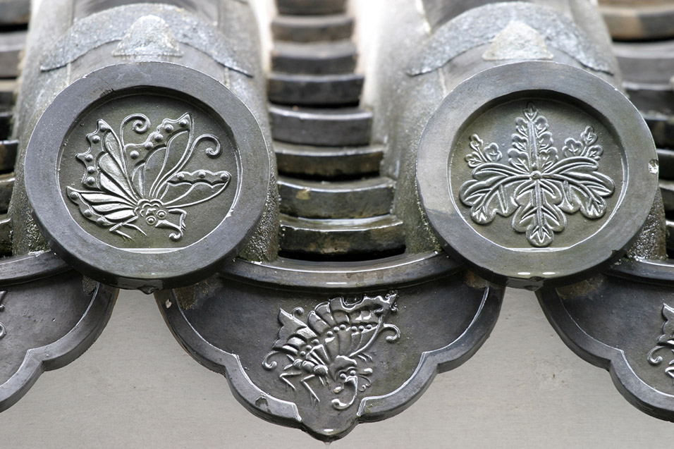 japan/2007/himeji_roof_tiles_2