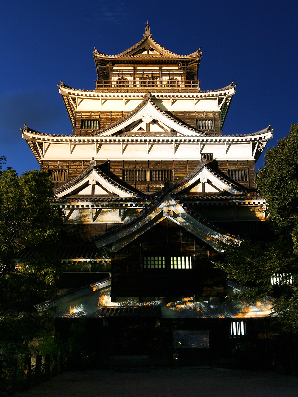 japan/2007/hiroshima_castle_vert