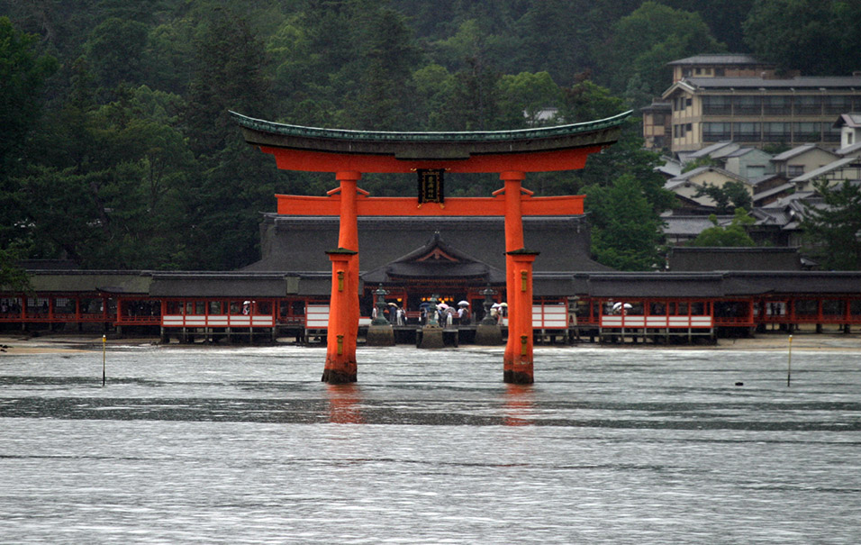 japan/2007/itsukushima_floating_torii_from_ocean