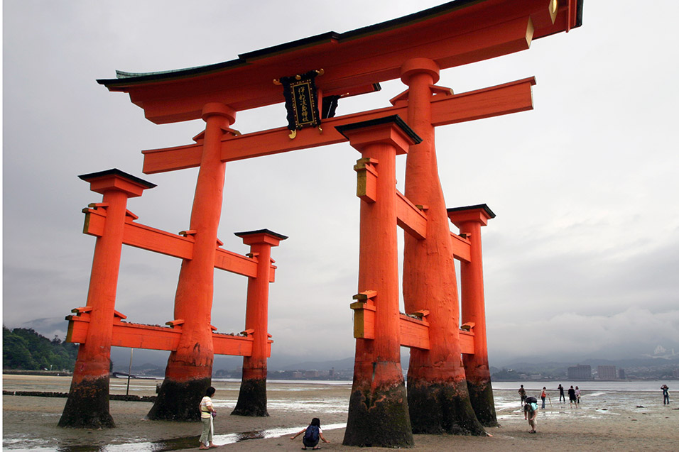 japan/2007/itsukushima_sandy_torii