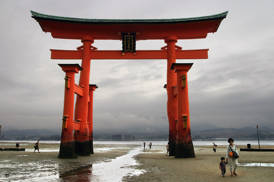 japan/2007/itsukushima_sandy_torii_family