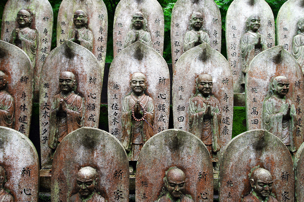 japan/2007/itsukushima_temple_oval_guys_2