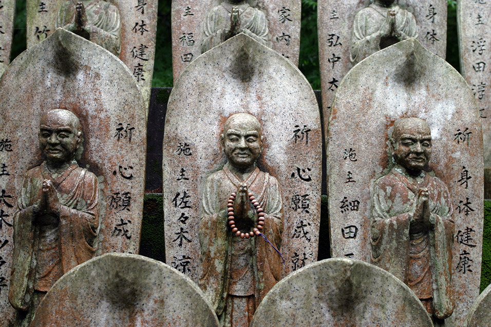 japan/2007/itsukushima_temple_oval_guys_3