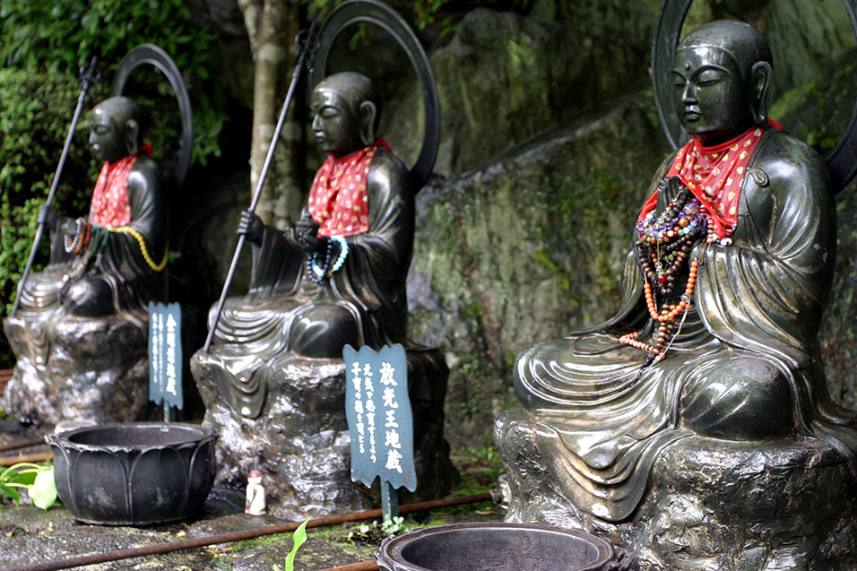 japan/2007/itsukushima_temple_wet_sculptures