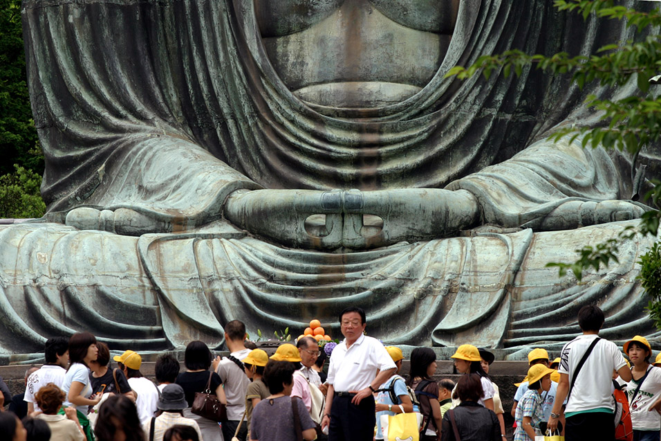 japan/2007/kamakura_big_buddha_hands_people