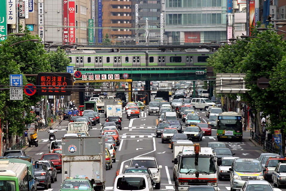 japan/2007/tokyo_street_train