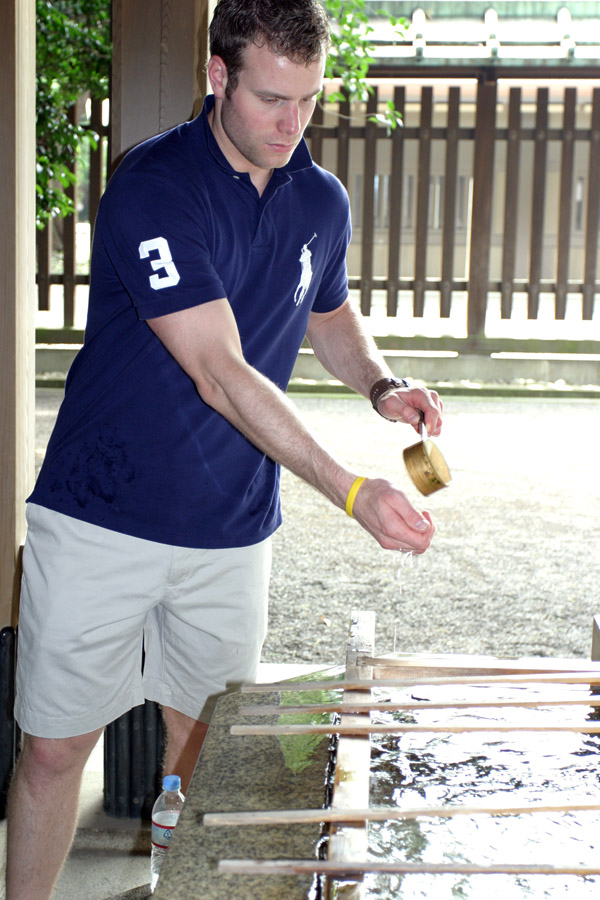 japan/2007/tour_brandon_pouring