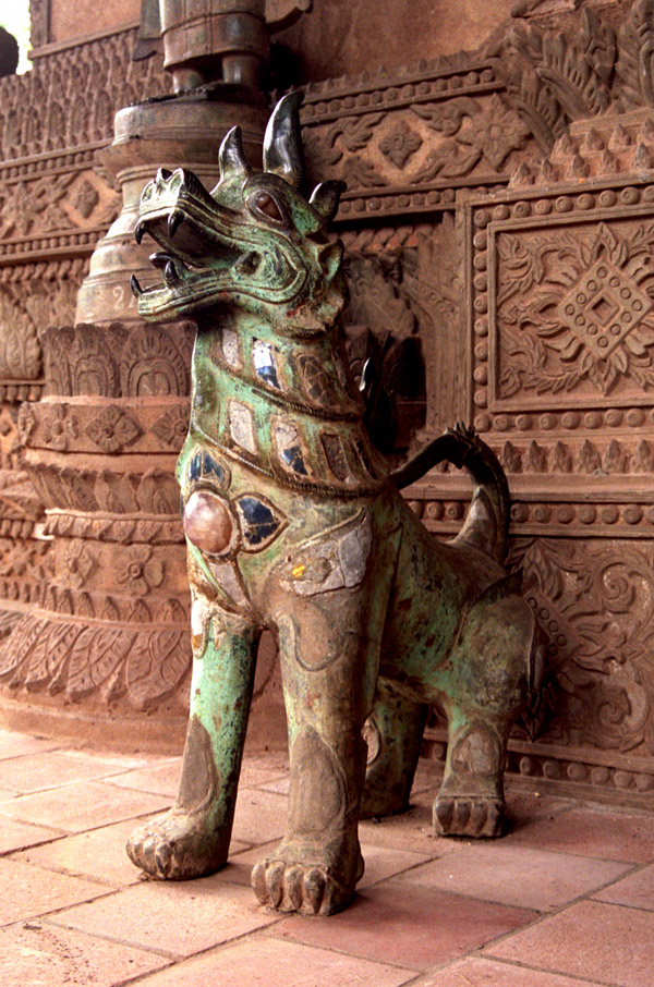 laos/haw_phra_kaew_dog