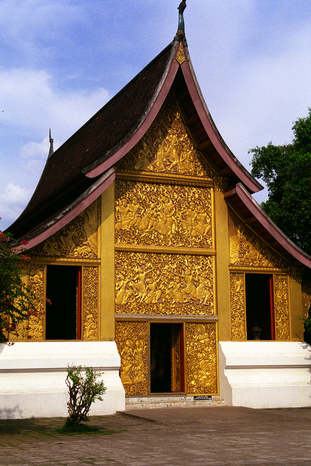 laos/luang_prabang_golden_wat_vertical