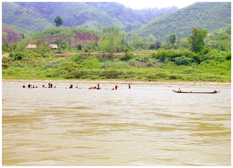 laos/mekong_woman_fishing