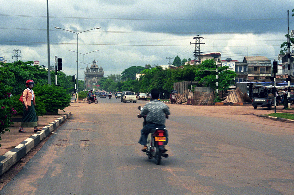 laos/vientiane_sandy_street