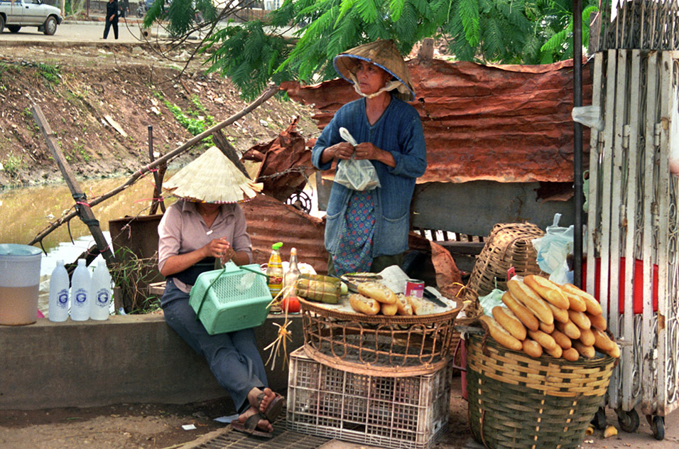 laos/vientiane_selling_bagette