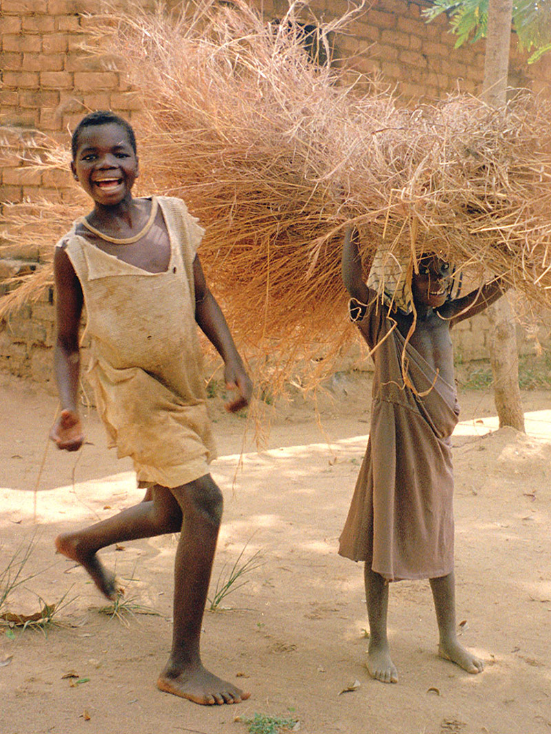 malawi/nkhata_bay_kids_on_road