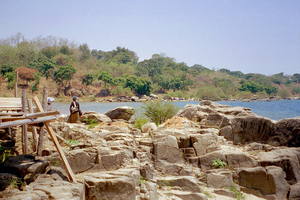 malawi/nkhata_bay_man_at_rocks