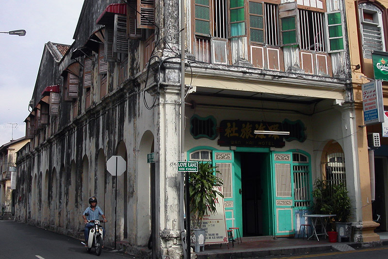 malaysia/2004/penang_alley_moto