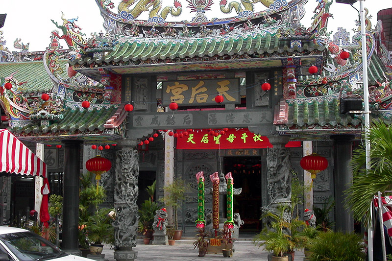 malaysia/2004/penang_temple_dragons