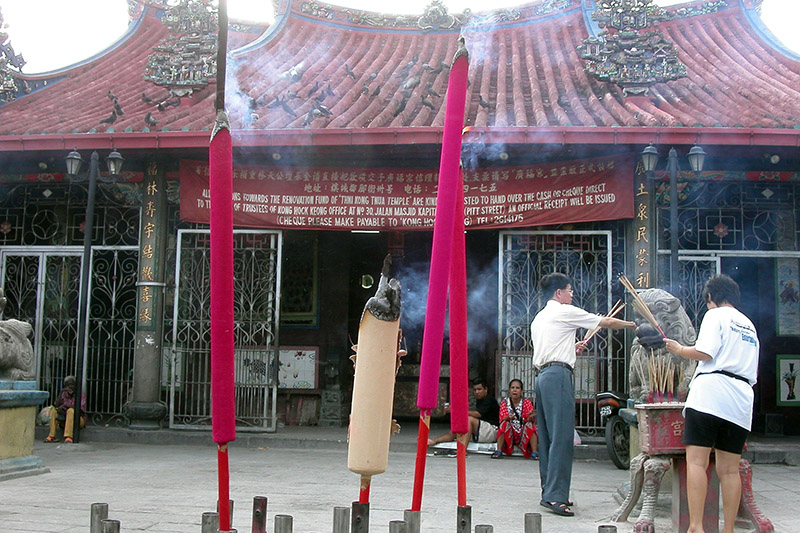 malaysia/2004/penang_temple_smoke