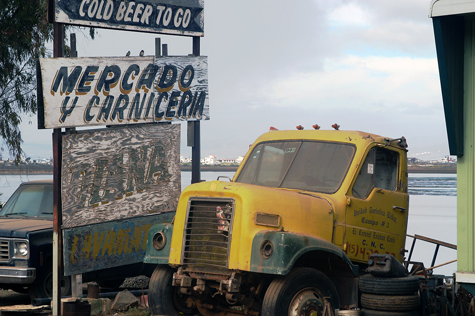 mexico/2006/ensenada_truck_broken_sign