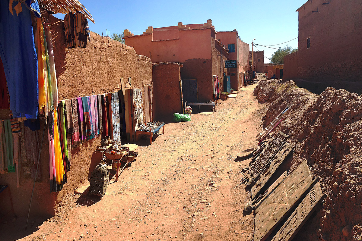 morocco/ait_benhaddou_vendors