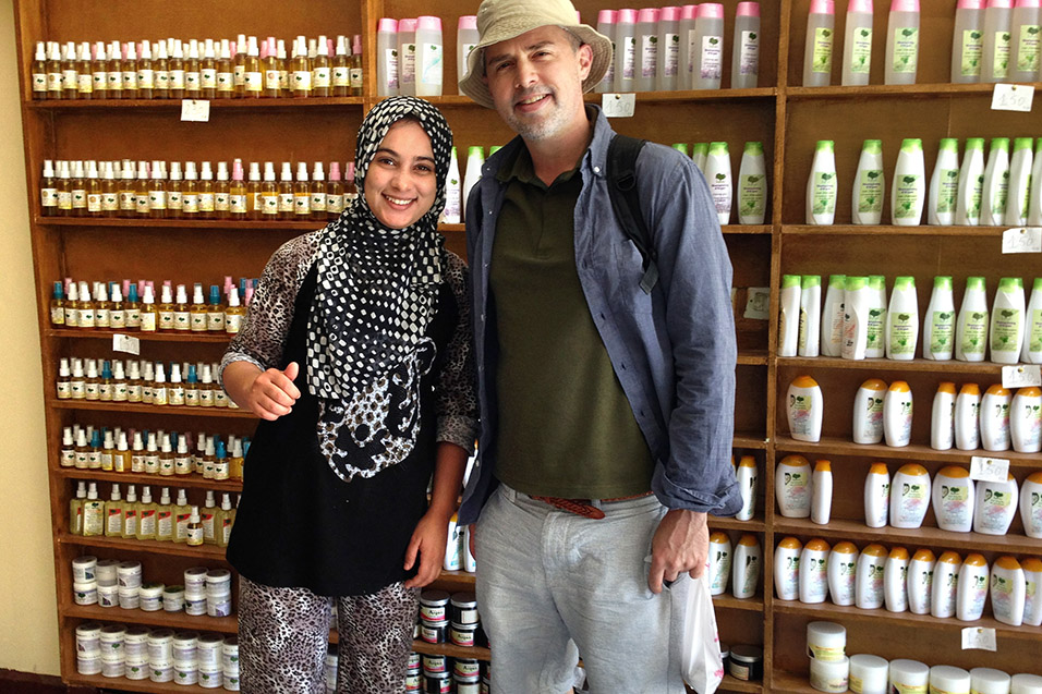 morocco/atlas_argan_oil_sales_girl