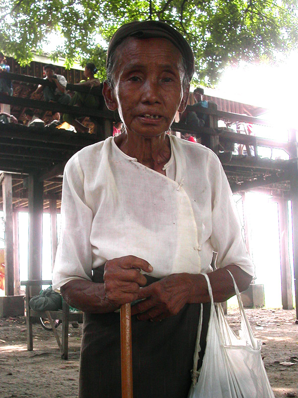 myanmar/amarapura_elder_light