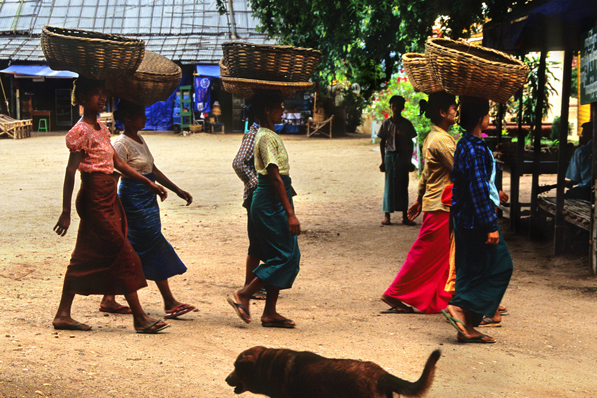 myanmar/bagan_girls_with_baskets