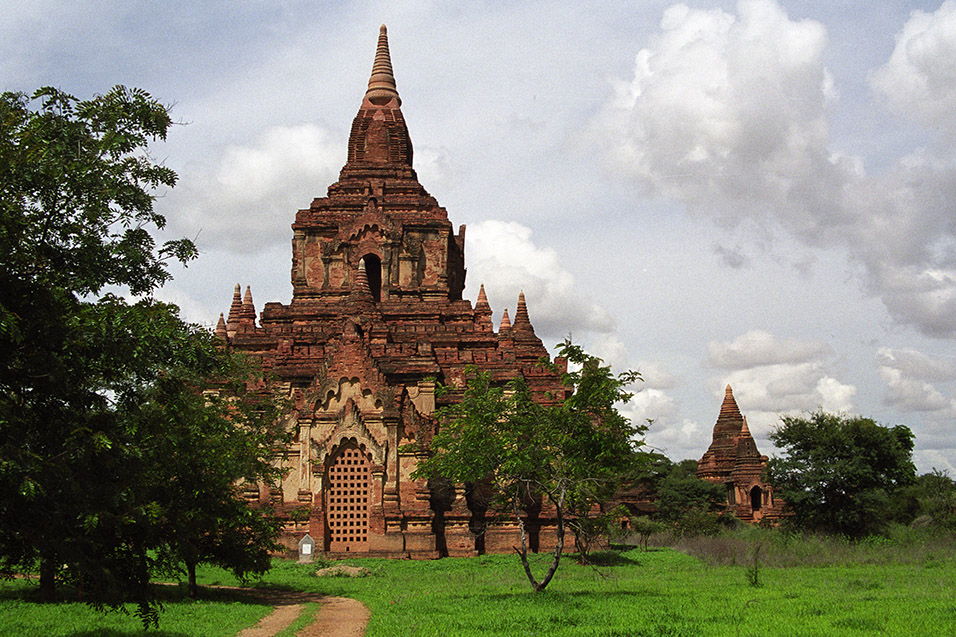 myanmar/bagan_lone_stupa_green_fields