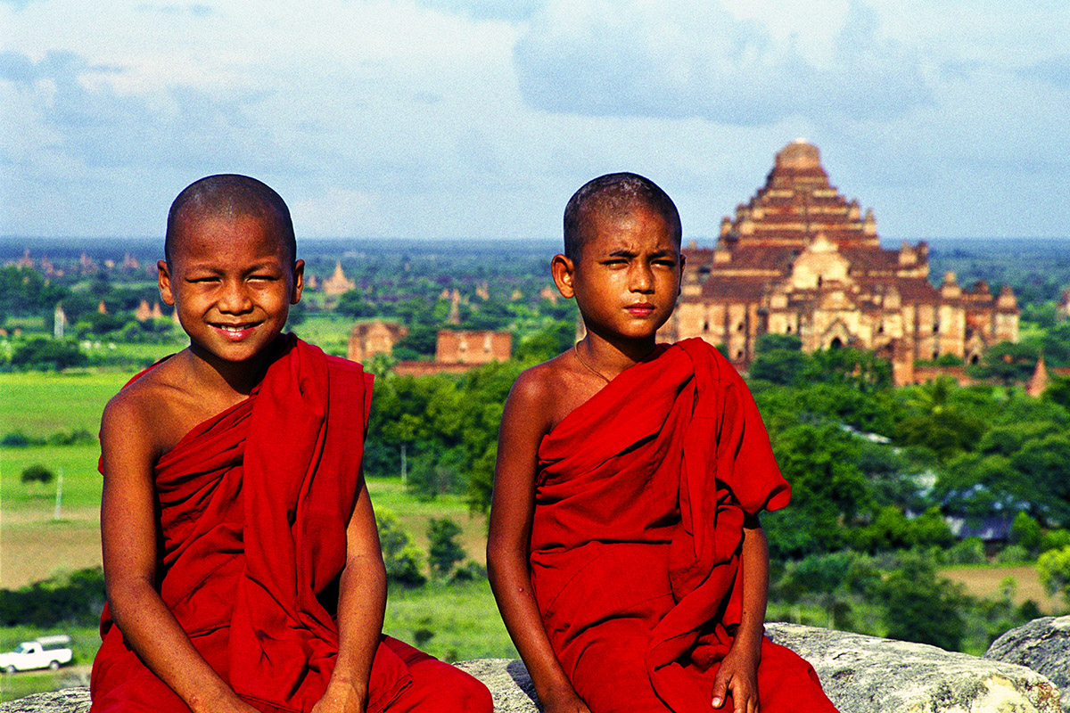 myanmar/bagan_novice_monks_view_2